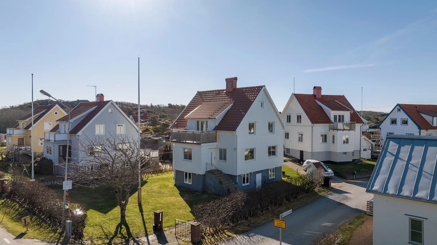 Mitt i pittoreska Grundsund, finner vi detta mycket vackra och charmiga hus där skärgårdskänsla blan