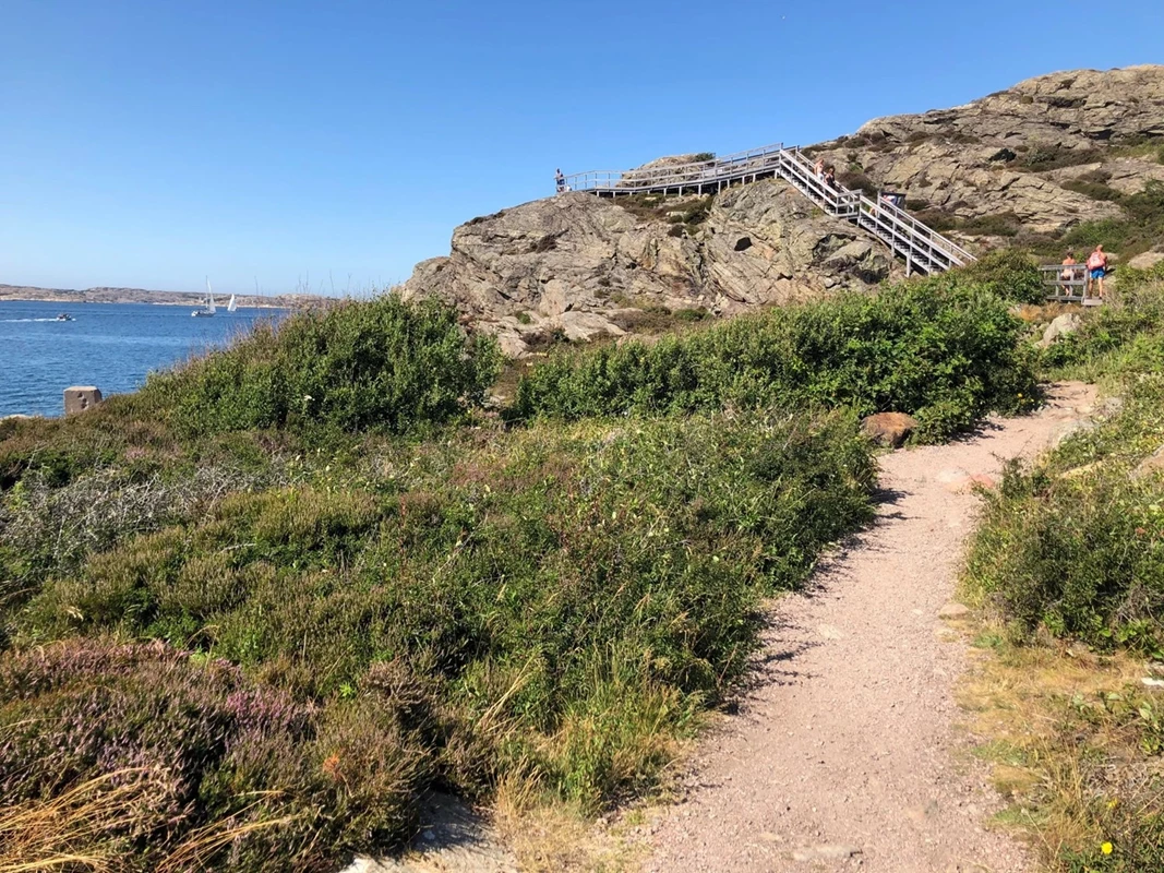 Områdesbild Grundsund, längs strandpromenaden 2