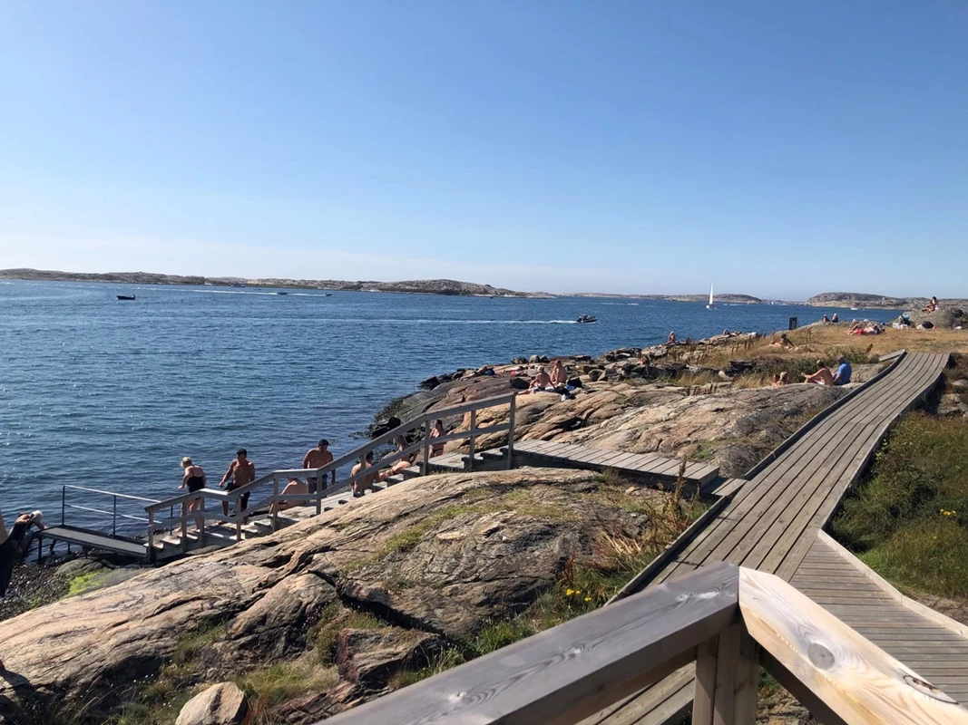 Områdesbild Grundsund, längs strandpromenaden