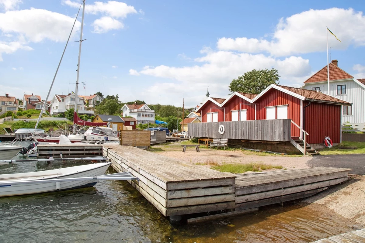 Här ryms all tänkbar förvaring, fiskeredskap, hummertinor och övriga båtsaker