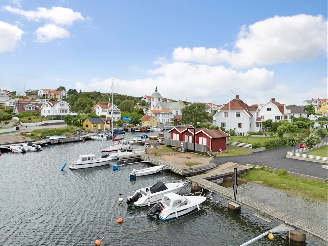 Sjöbod på arrende samt båtplats i Grundsund till salu