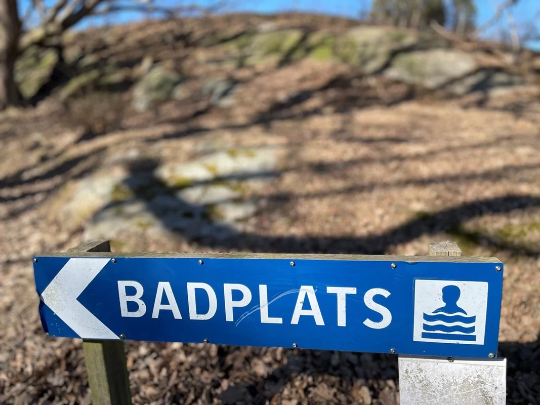 En kort promenad bort finns barnvänlig badplats