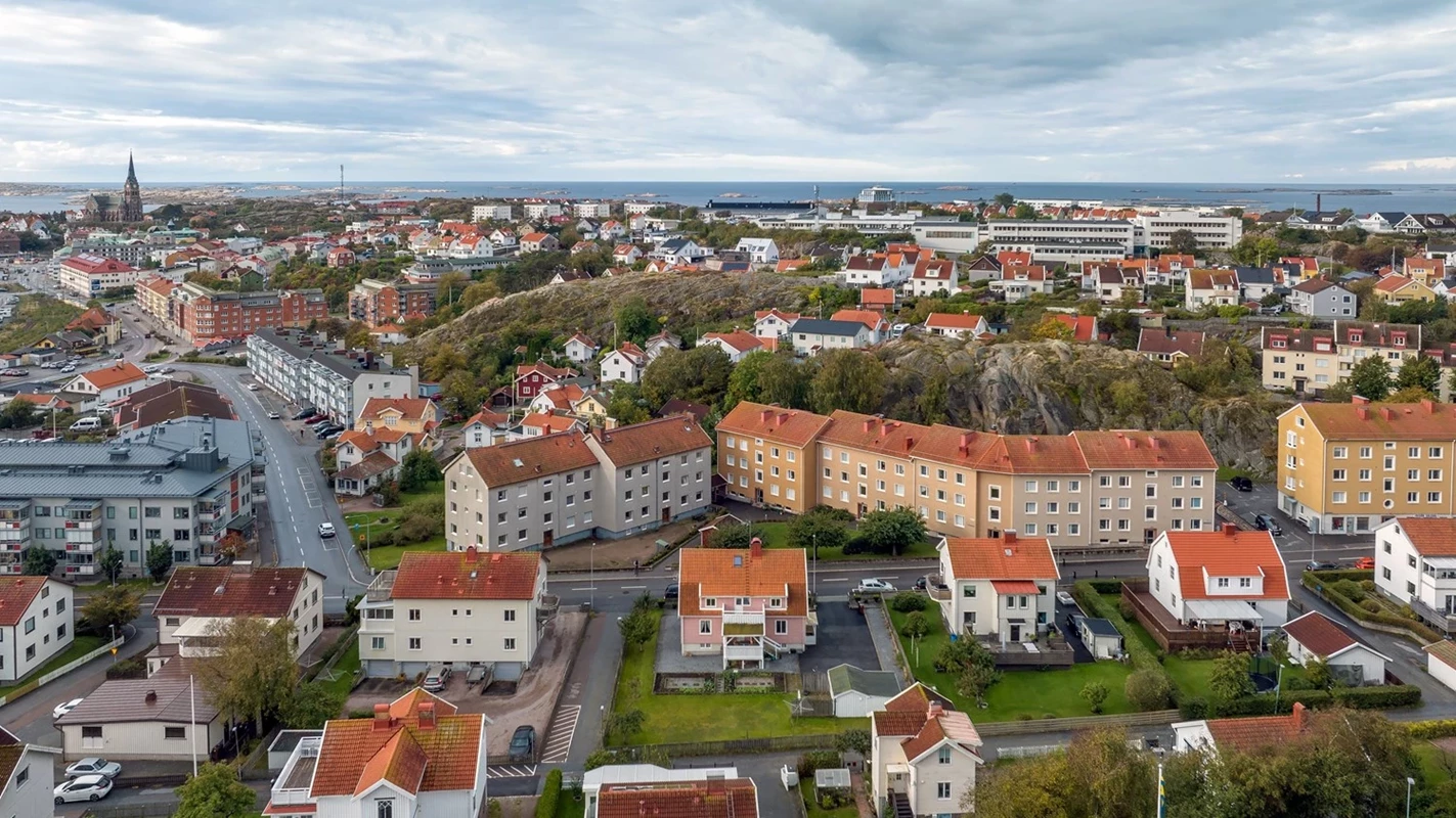 Valbogatan 22 ligger centralt i Lysekil med närhet till allt stan har att erbjuda