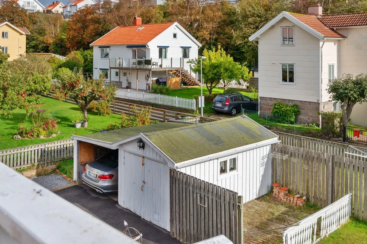 Enklare garage/förråd samt carport finns på tomten