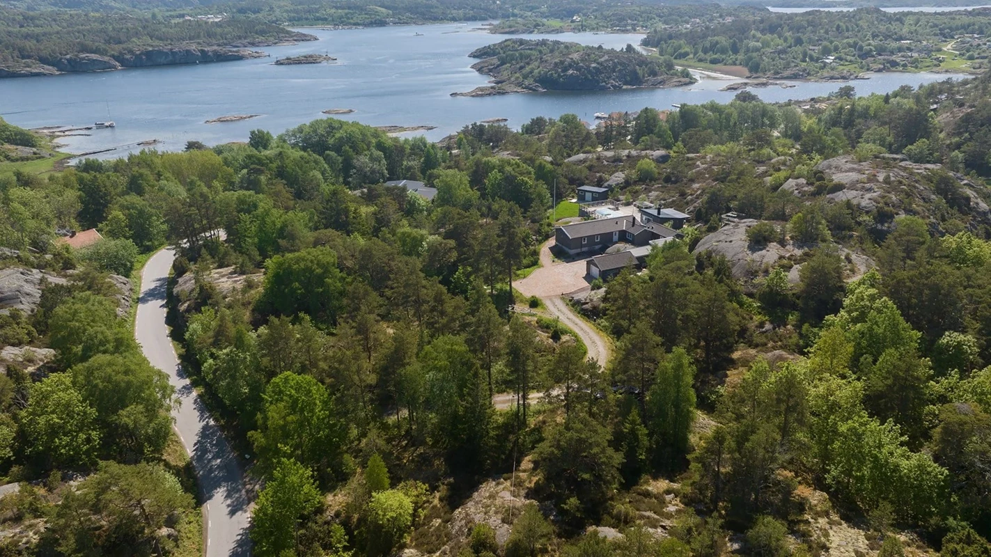 Typiskt bohuslänskt landskap med ängar, mycket lövskog och vatten