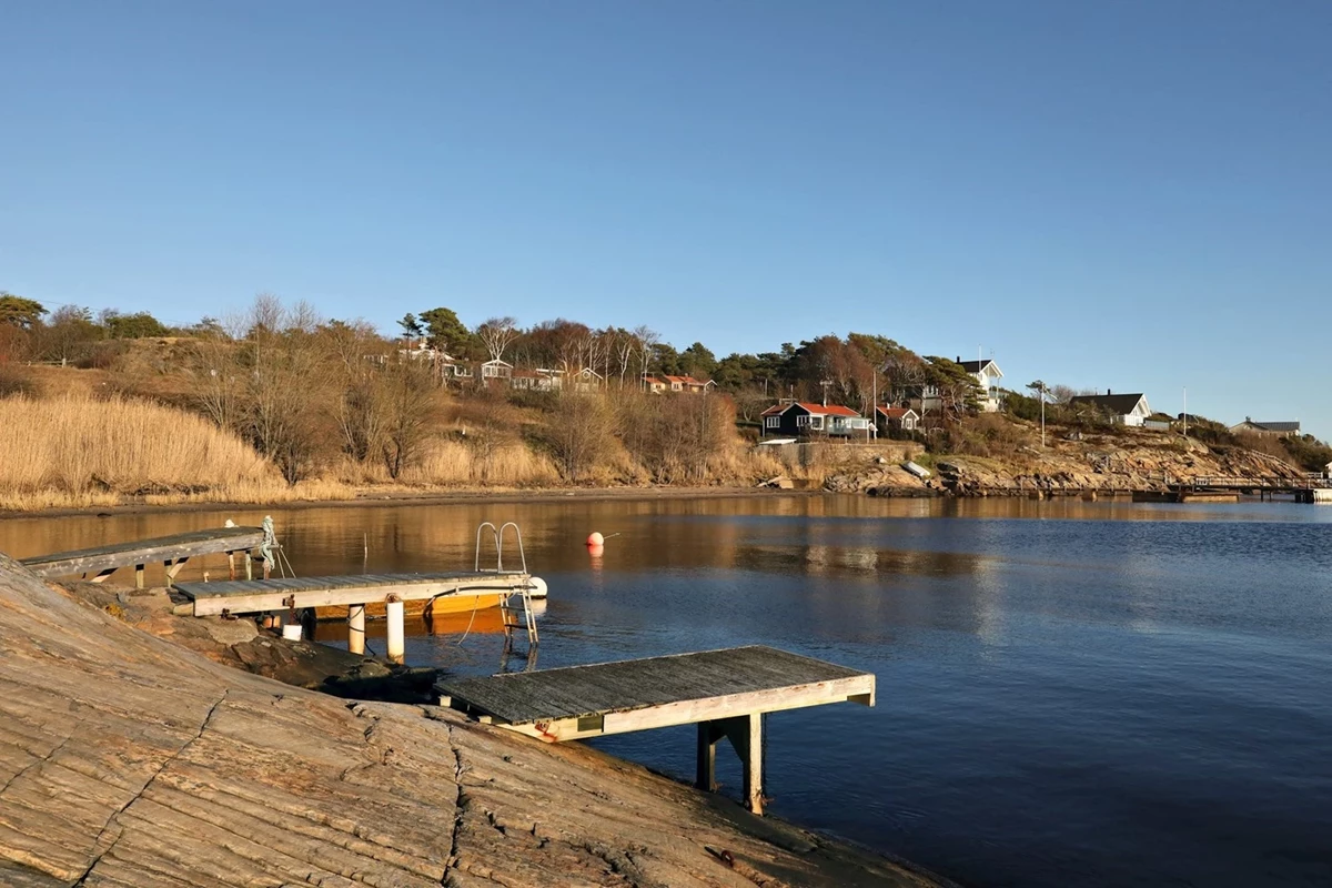 En av Lysekils finaste badplatser ligger alldeles i närheten, här finns både strand och klipphällar